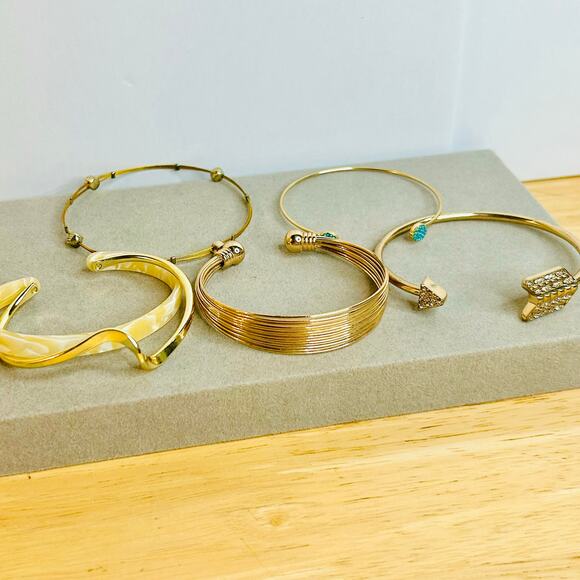 Bracelets Gold Tone Mixed Lot Wearable Collection - Picture 1 of 8